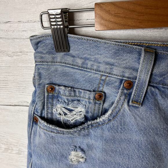 Levis Shorts Womens Size 8-10 Light Wash Button Fly Denim Distressed 100% Cotton - Picture 6 of 16